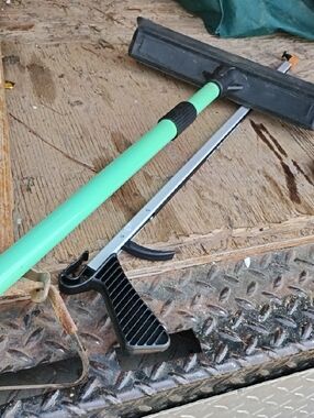 Green-Handled Squeegee Expanding Tool&Grabber